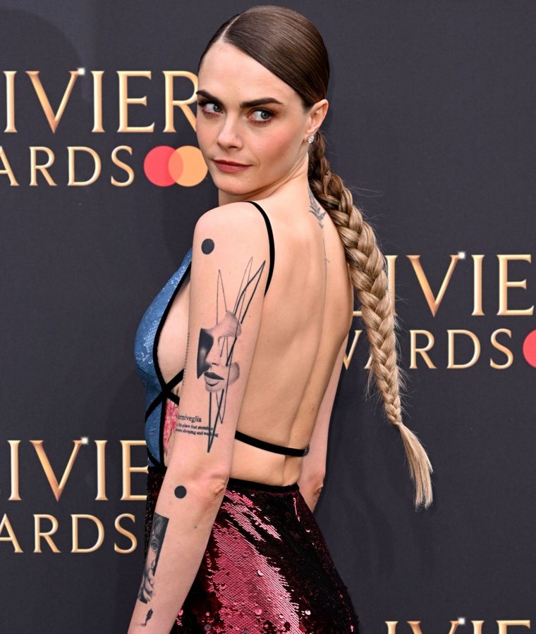 Cara Delevingne con la clásica trenza de tres cabos.