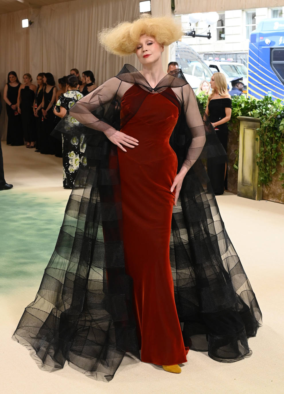 La actriz Gwendoline Christie eligió un vestido de terciopelo y capa de tul. Pero lo más llamativo fue su peinado completamente cardado y que recordaba al que lucieron las modelos en el último desfile de Maison Margiela. 