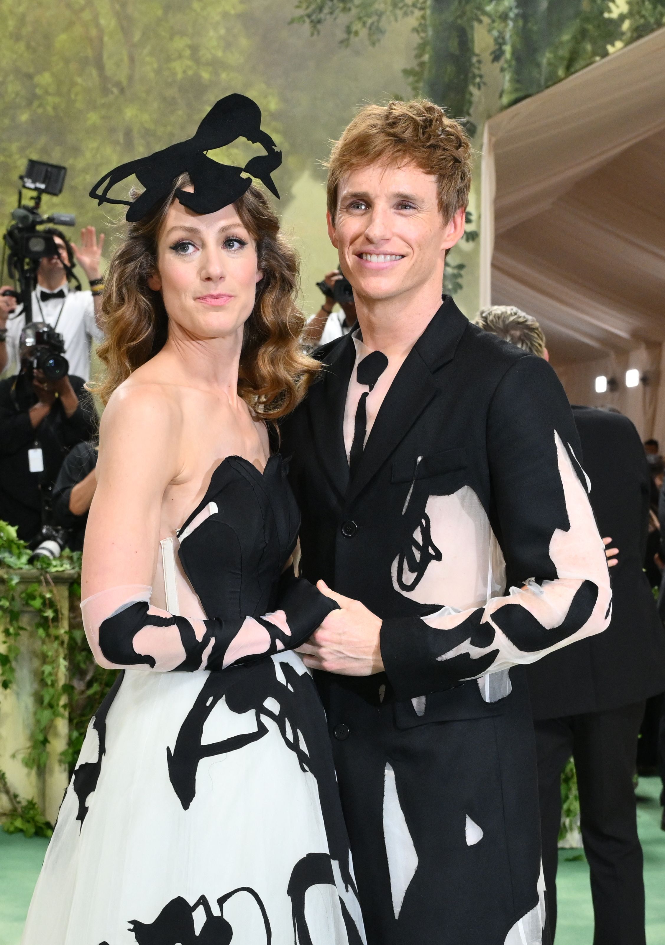 Hannah Bagshawe y su pareja, Eddie Redmayne, con atuendos a juego