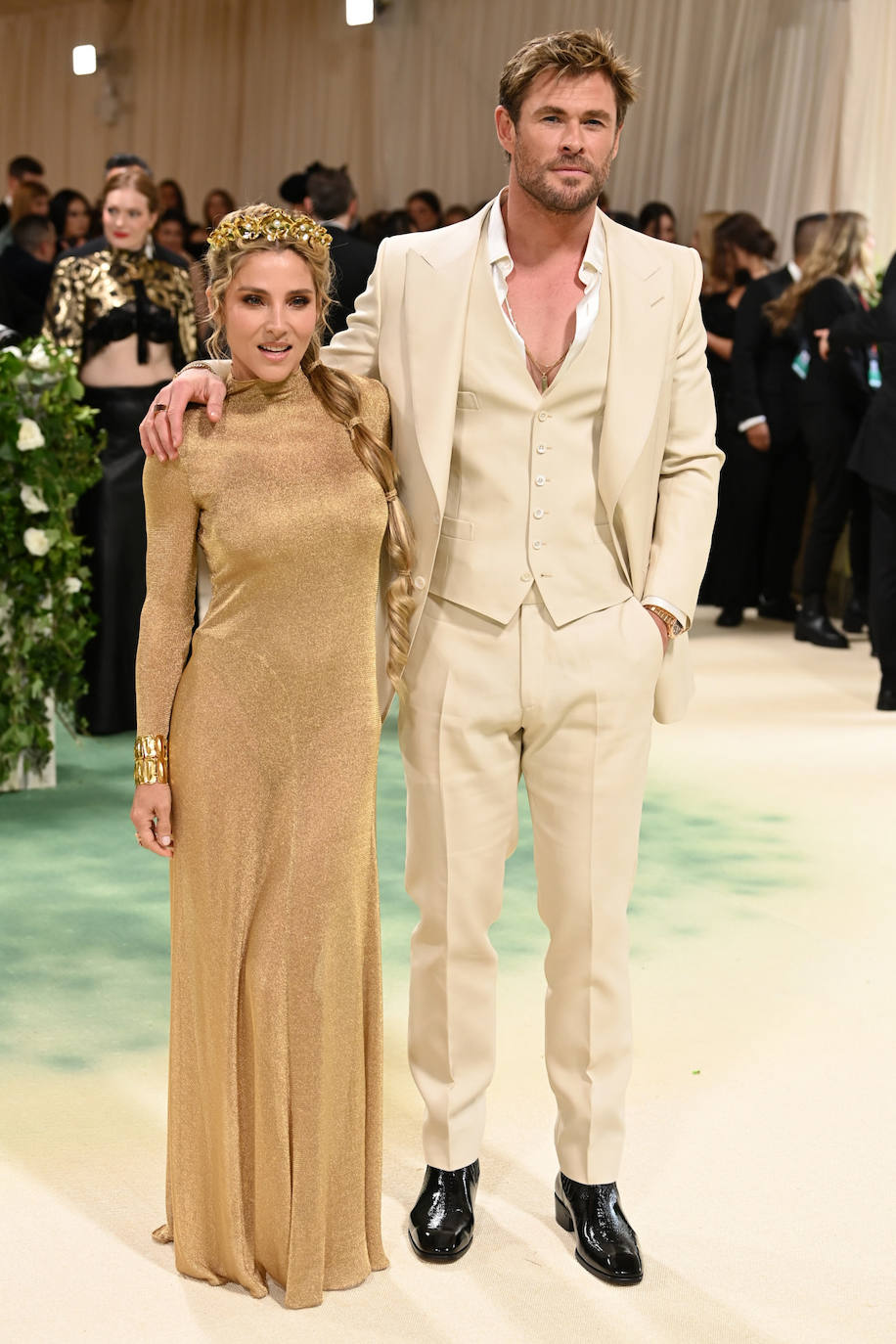 Los anfitriones de la gala, Chris Hemsworth y su pareja, la española Elsa Pataky, eligieron looks de Tom Ford. Él llevó un traje en color nude con chaleco y camisa abierta, y ella un vestido dorado que combinó con maxi coleta y tocado-joya. 