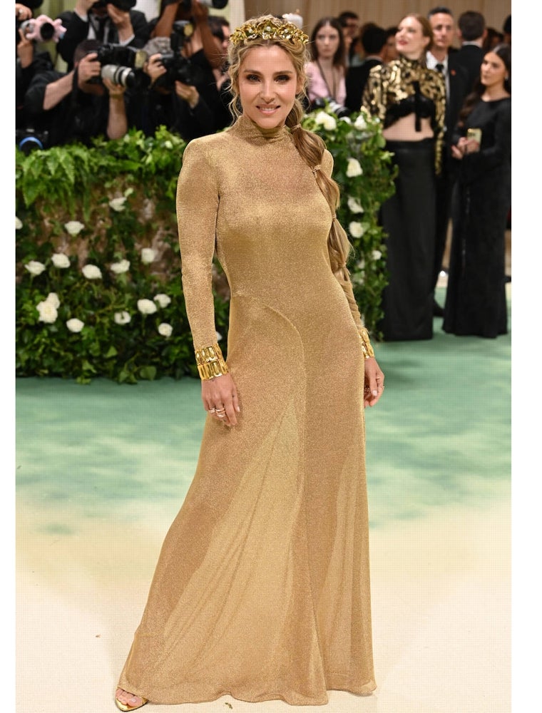 Elsa Pataky con vestido dorado de Tom Ford.