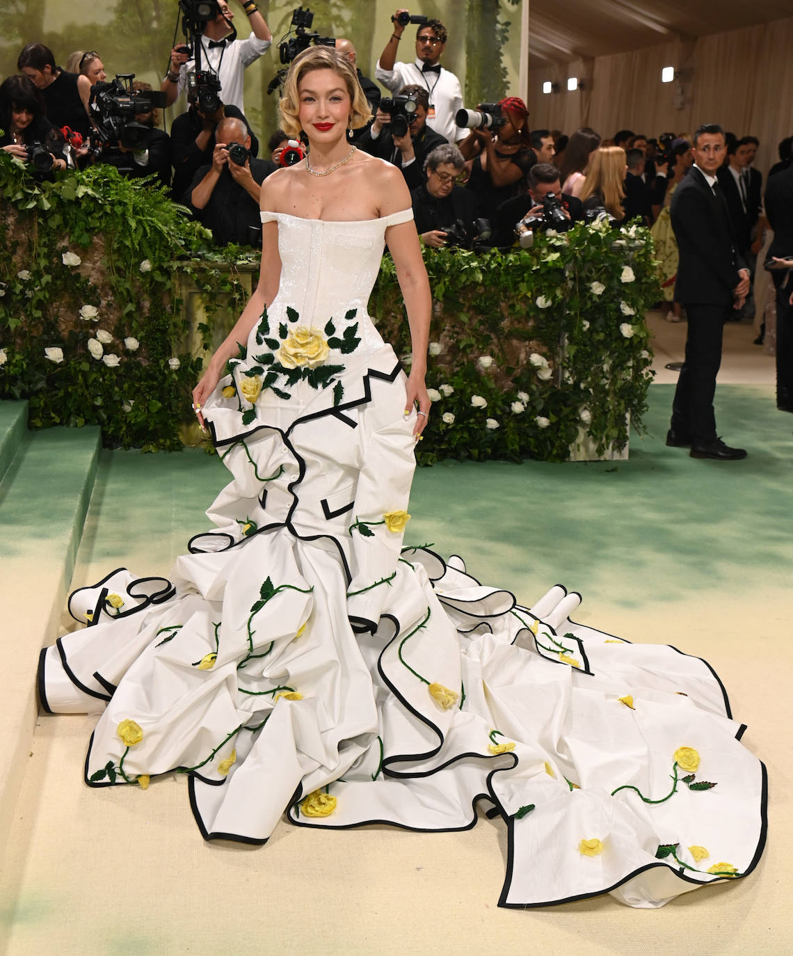 Gigi Hadid eligió un vestido blanco con volants y estampado floral de Thom Browne.