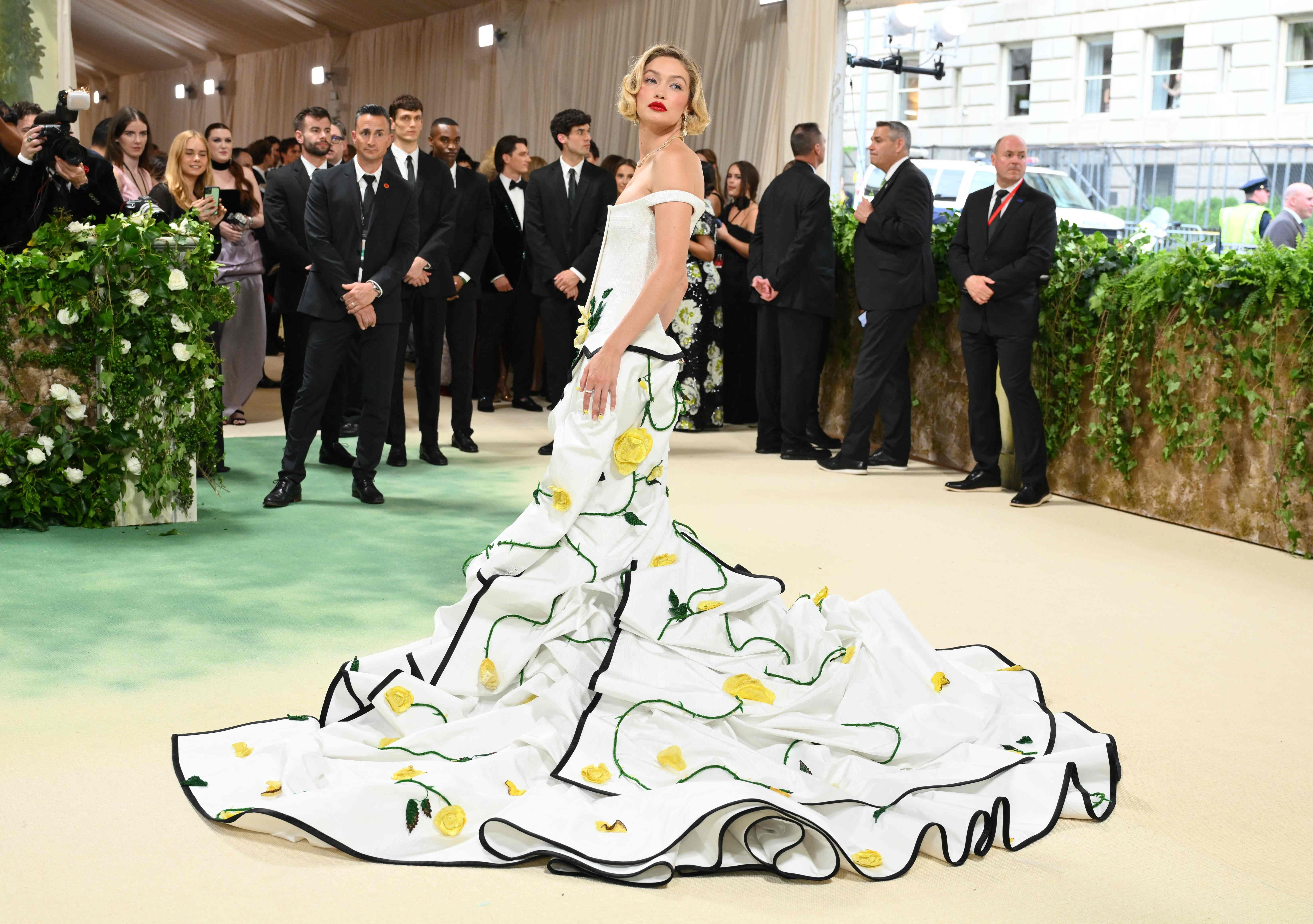 Gigi Hadid, con un vestido blanco floral de Thom Browne