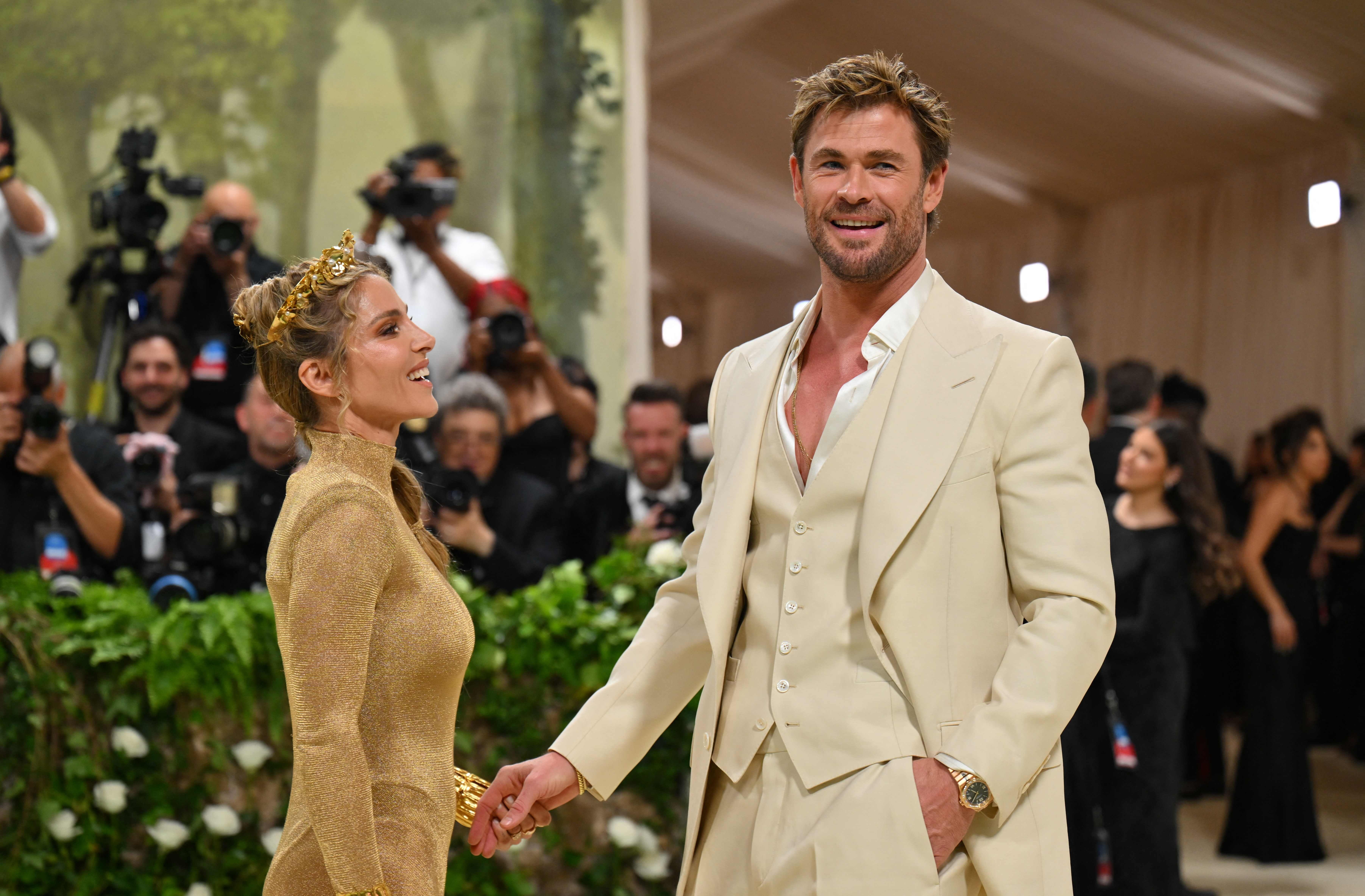 Elsa Pataky y Chris Hemsworth, cogidos de la mano en la alfombra verde