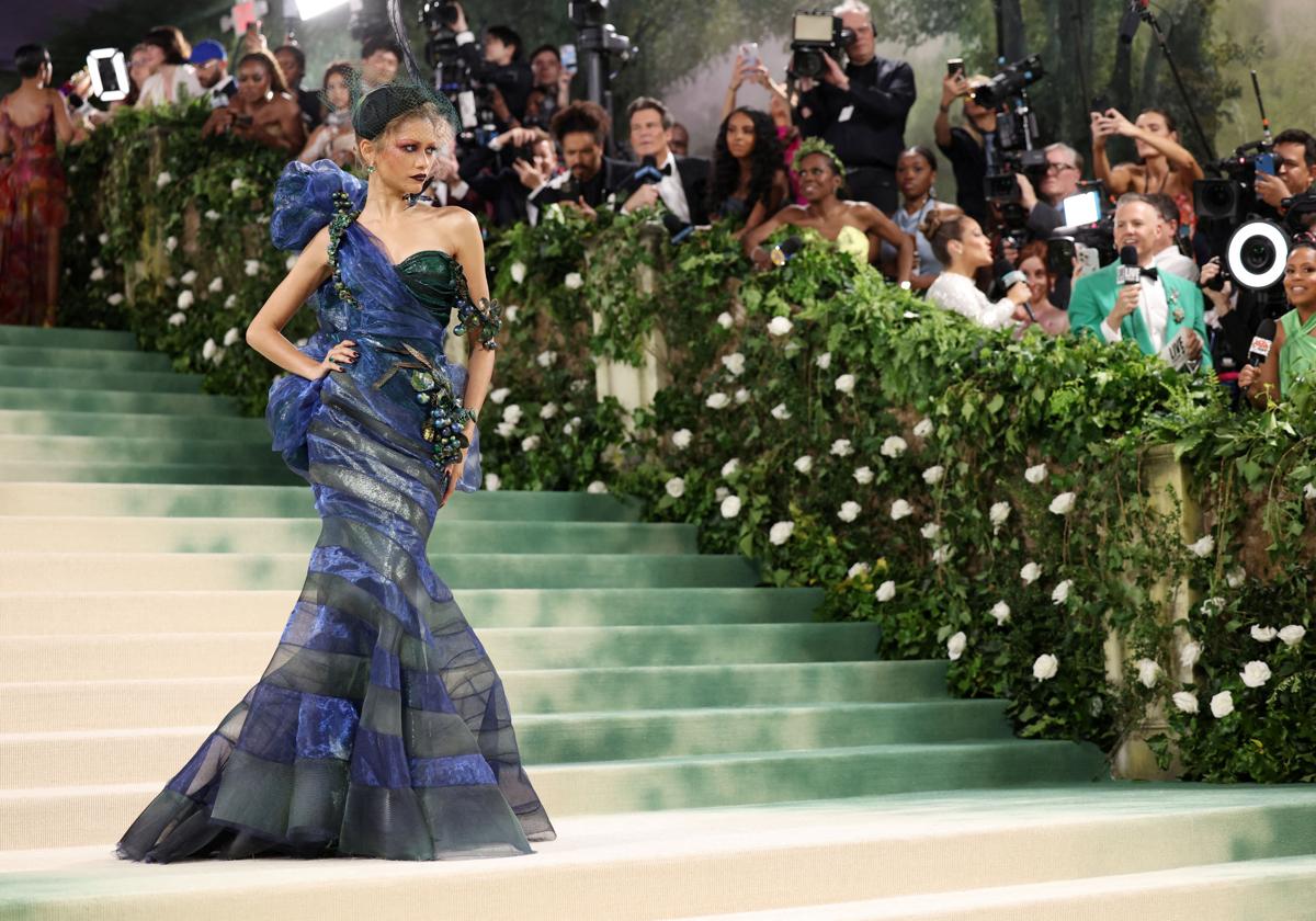 Zendaya, una de las anfitrionas de la gala, con un vestido azul y verde de John Galliano