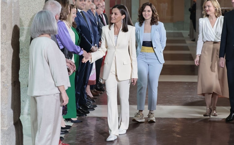 Imagen principal - La Reina Letizia con traje de chaqueta de la colección de Victoria Beckham x Mango y zapatillas