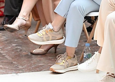 Imagen secundaria 1 - IDíaz Ayuso eligió unas zapatillas de la marca de Andrés Iniesta, Mikakus