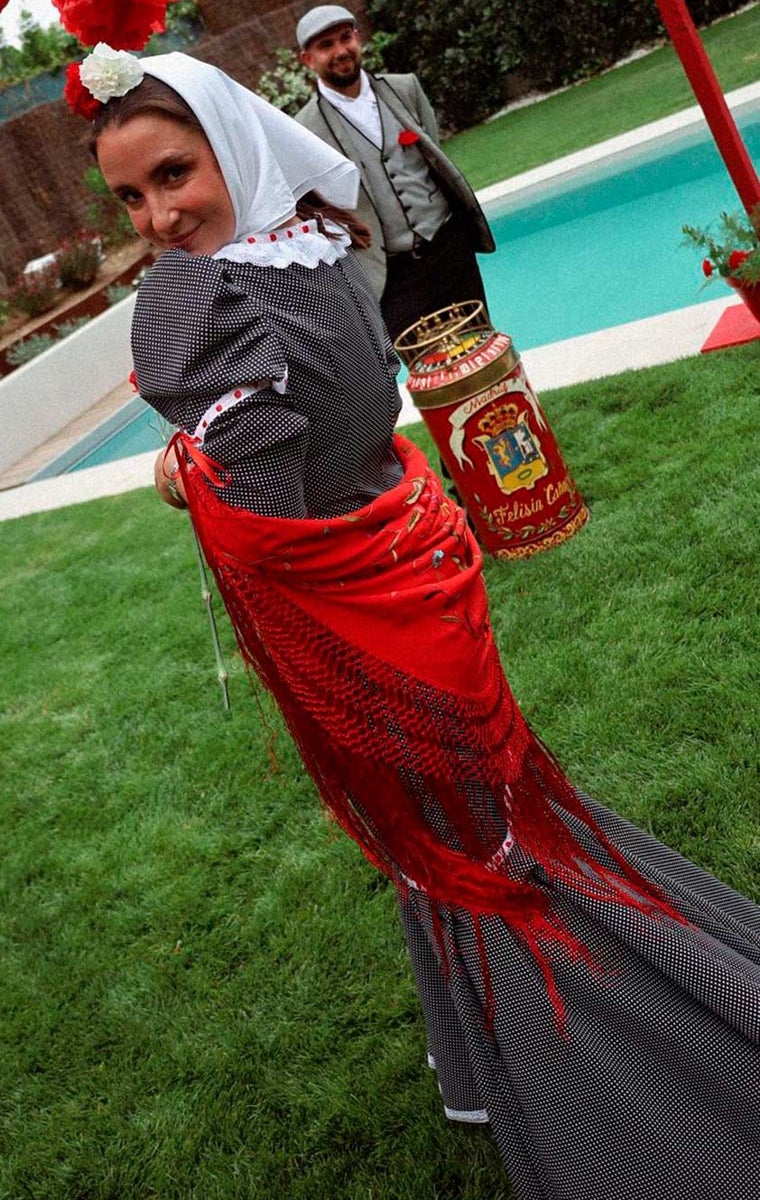 Así se lleva el mantón de manila con el vestido Chiné.