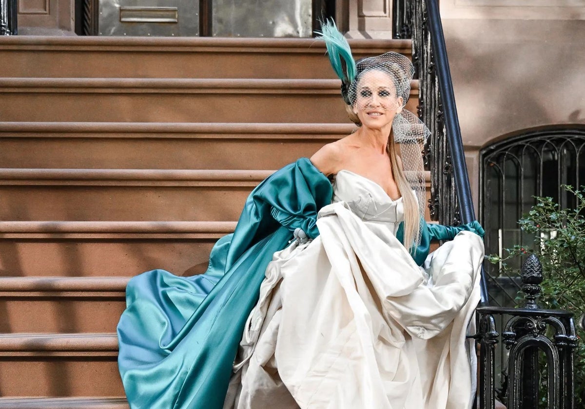 Carrie Bradshaw con vestido de Vivienne Westwood en la serie 'And Just Like That'