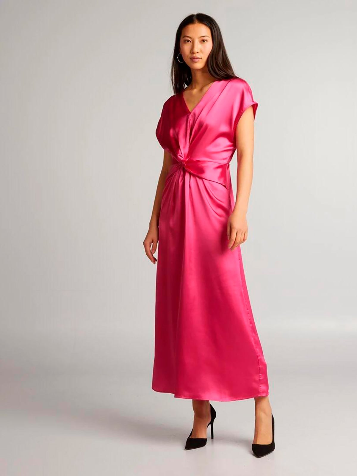 Diseño satinado de color rosa de Kiabi, con manga larga y fruncido en la cintura. 25 euros. 