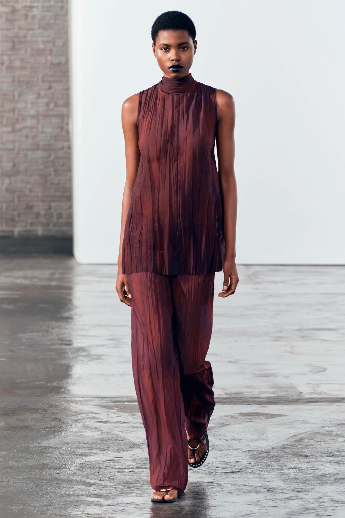 'Total look' de organza en color burdeos de Zara. Cada parte cuesta 22.95 euros.