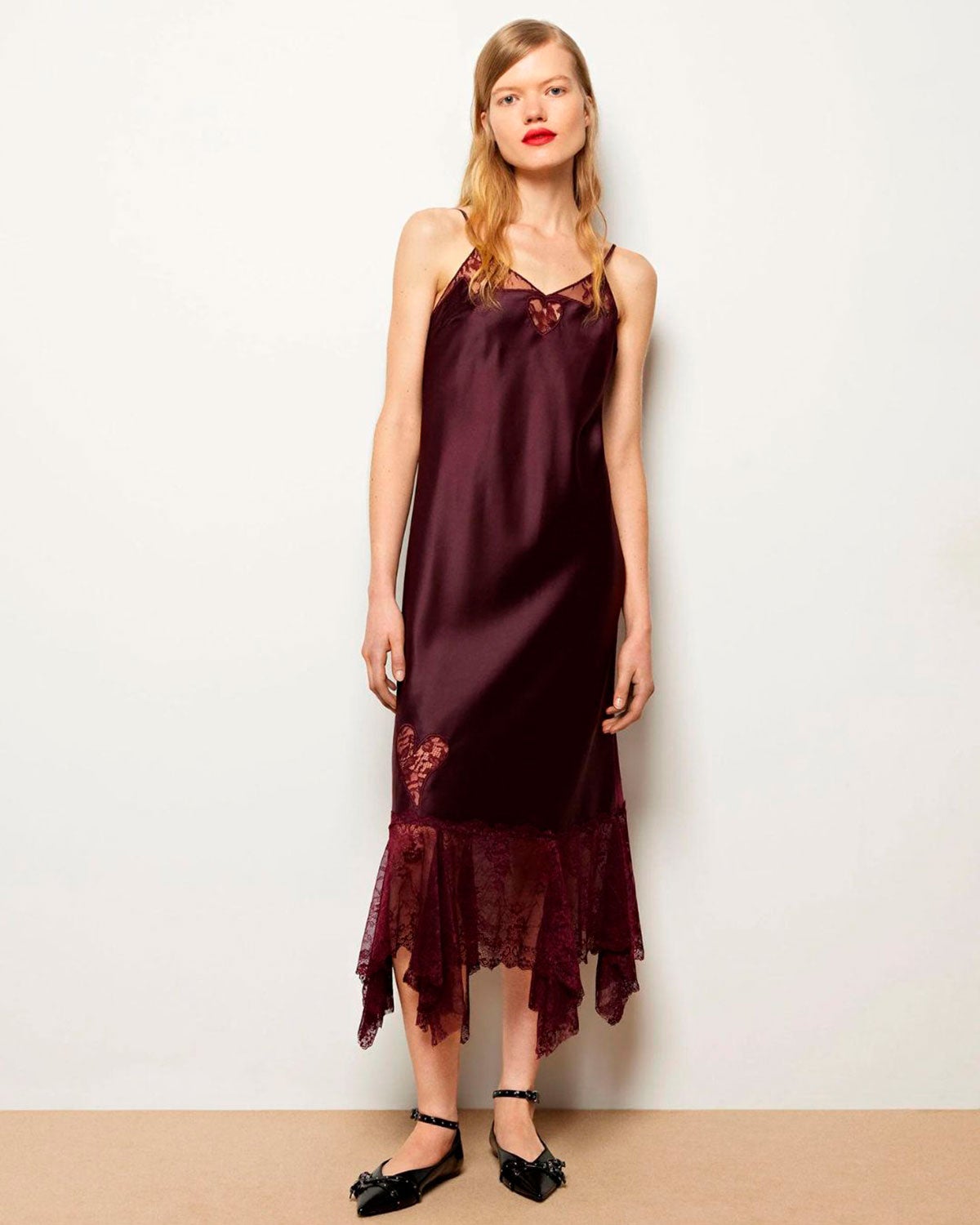 Vestido lencero con encaje en la zona del escote y la falda y decorado con un corazones. Se encuentra rebajado en la web de Parfois a 17.99 euros. Exclusivo online. 