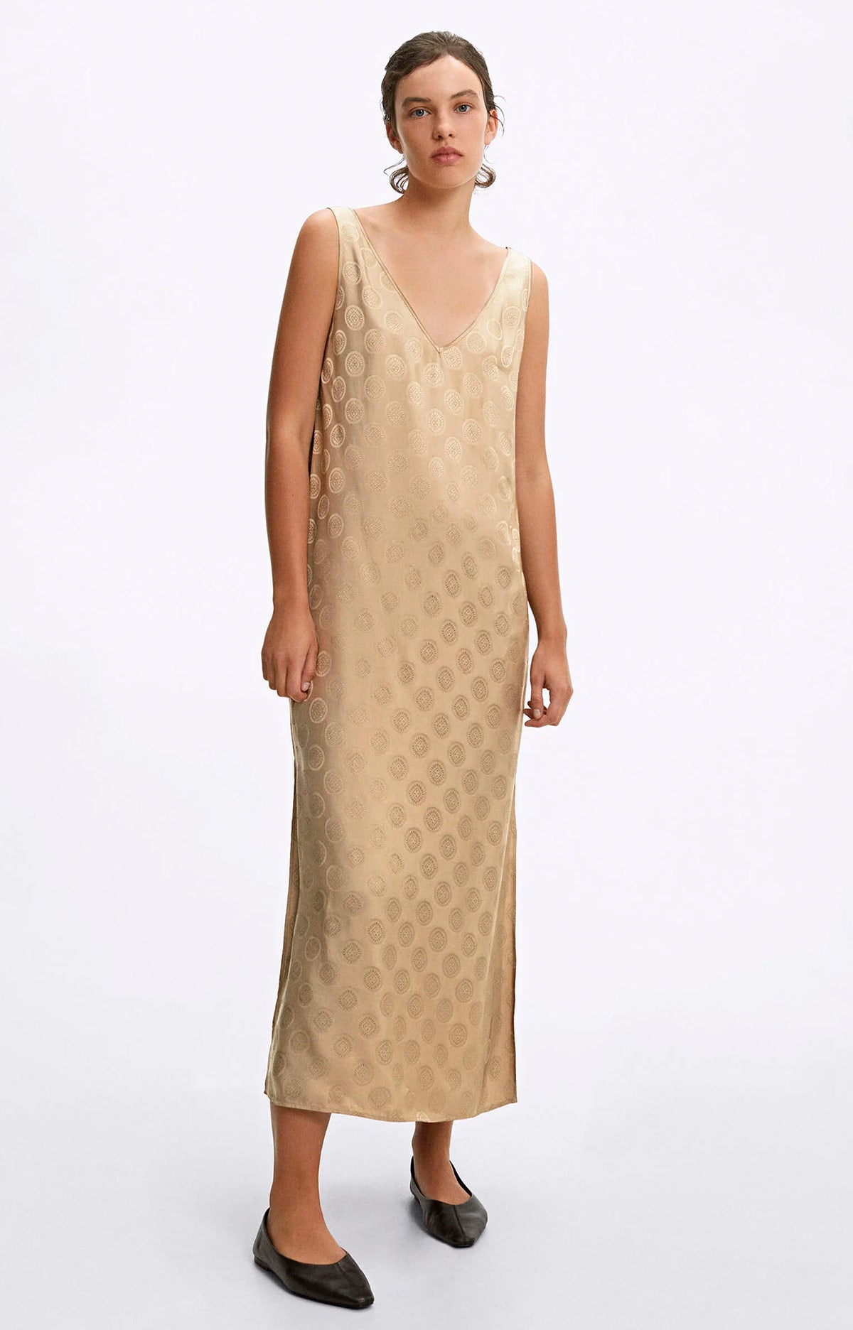 Vestido dorado en jacquard con manga a la sisa de Parfois. 35.99 euros. 