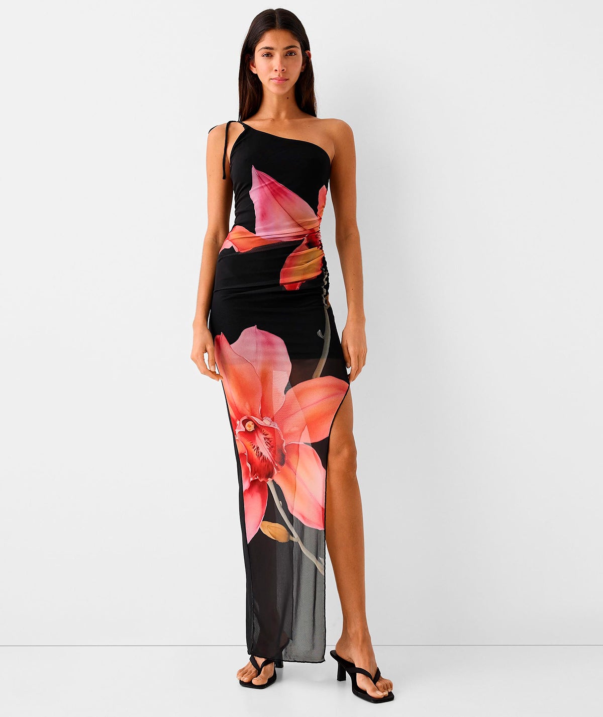 Vestido con escote asimétrico y falda semitransparente con estampado maxi floral de tul. 25.99 euros en Bershka.