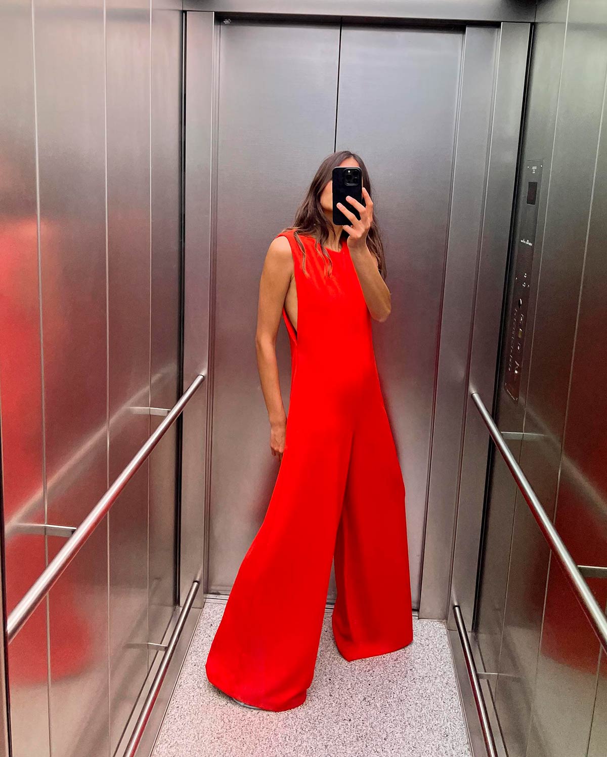 Mono largo con pierna ancha y manga a la sisa en color rojo. 29.95 euros en Zara. 