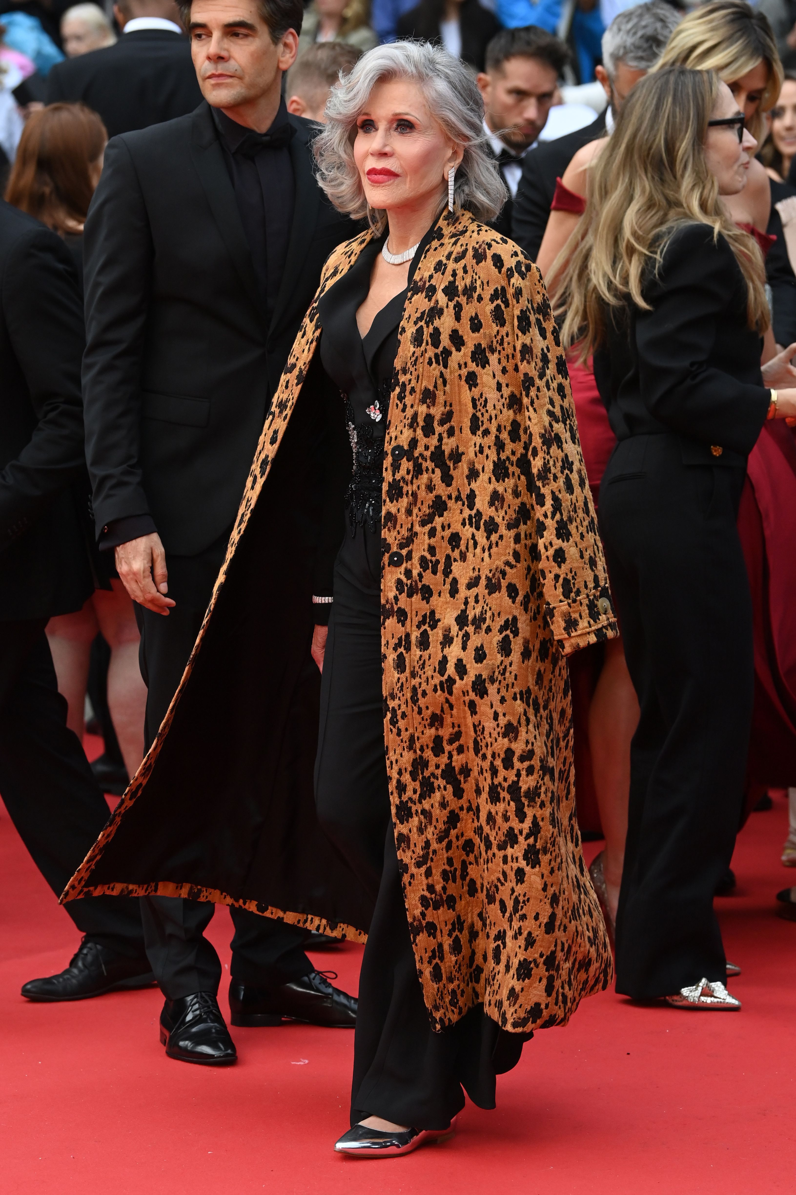 Jane Fonda, de Elie Saab, con un mono en color negro y un llamativo abrigo con 'animal print'. 