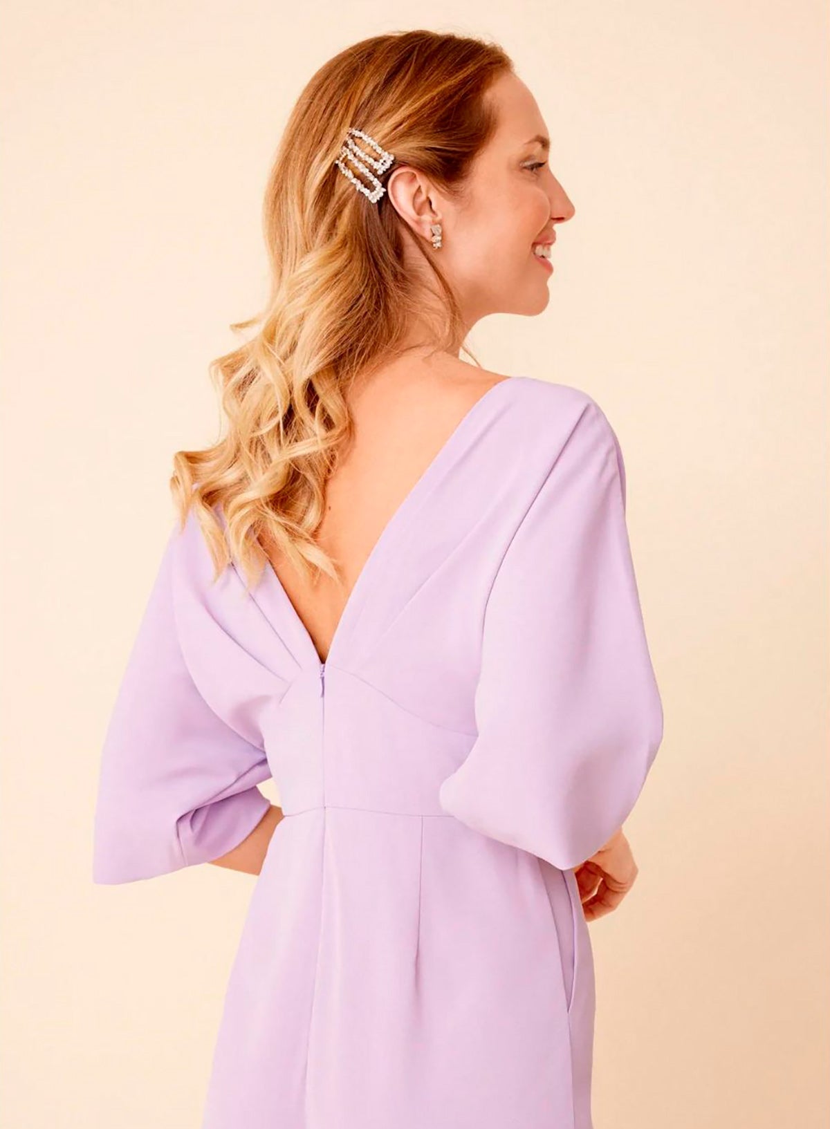 Pelo suelto con ondas decorado con horquillas. El accesorio está disponible en Bruna por 18.90 euros. 