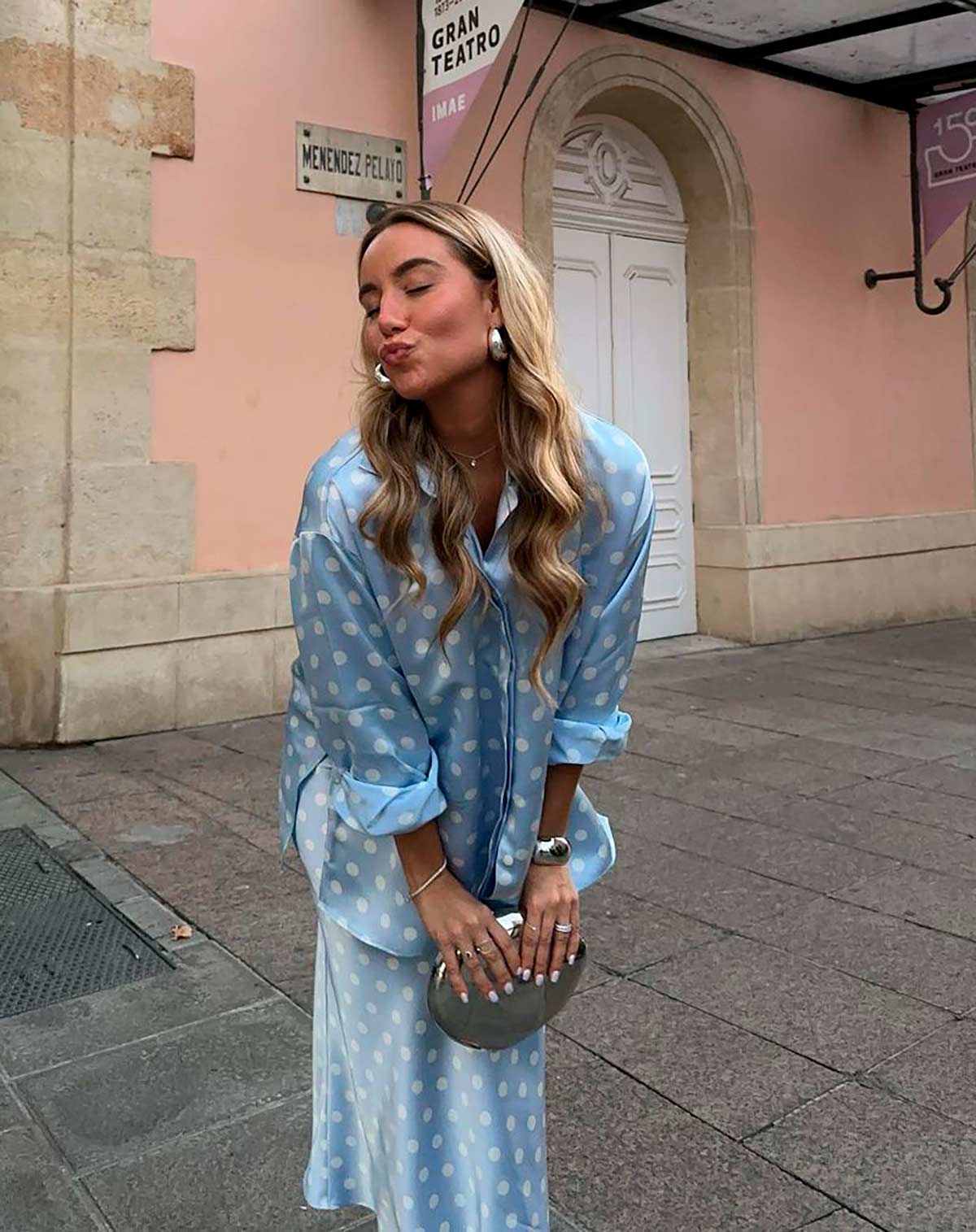 Pelo suelto con ondas marcadas. Según Alex Sestelo, son la tendencia más rompedora. 