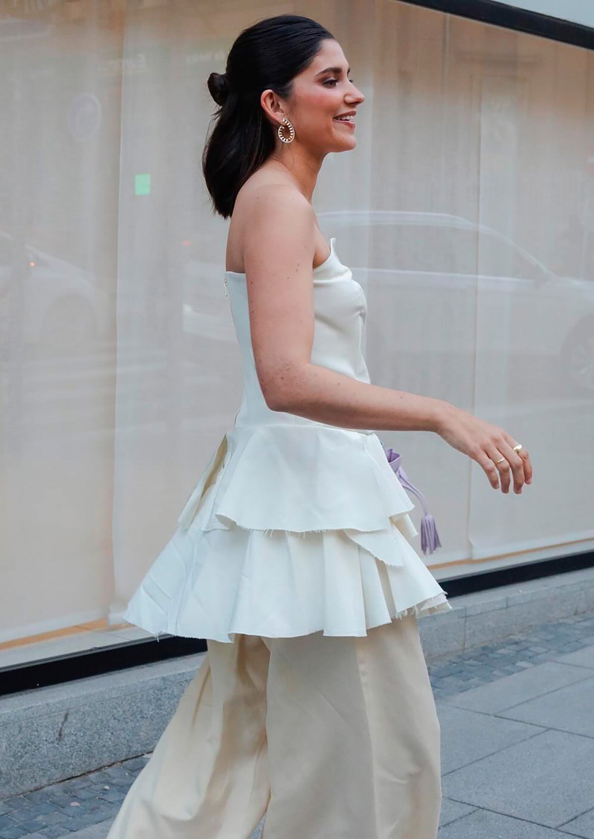 Una opción ideal para una graduación, este peinado de María García de Jaime. Se trata de un semirrecogido pulido con moño. 