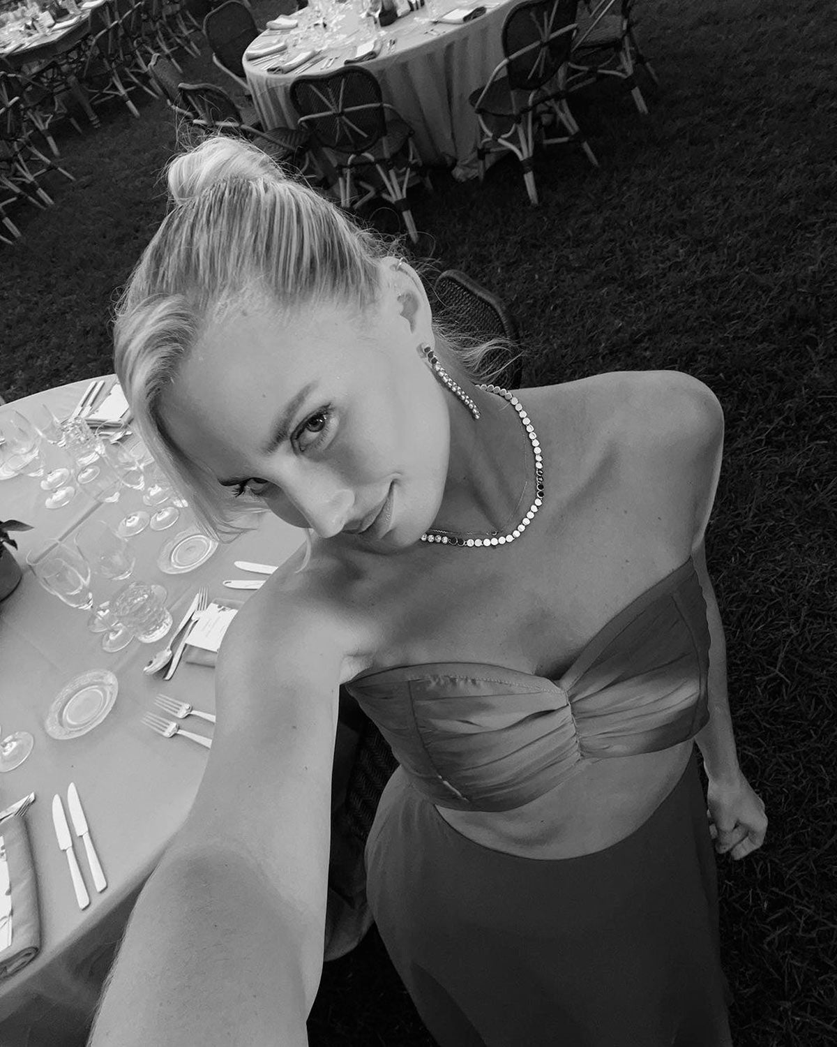 Moño pulido con mechón delantero suelto. 