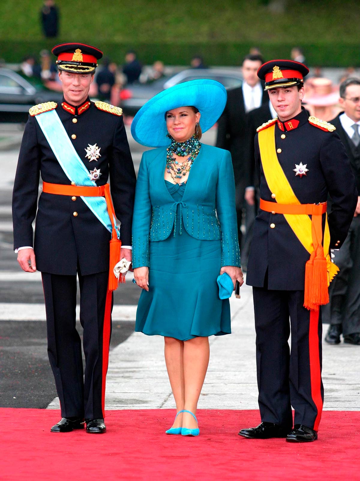 María Teresa de Luxemburgo llevó un diseño azul botella con una chaqueta entallada decorada con perlas. En el cuello, un gran collar a juego y en el pelo, una pamela. 