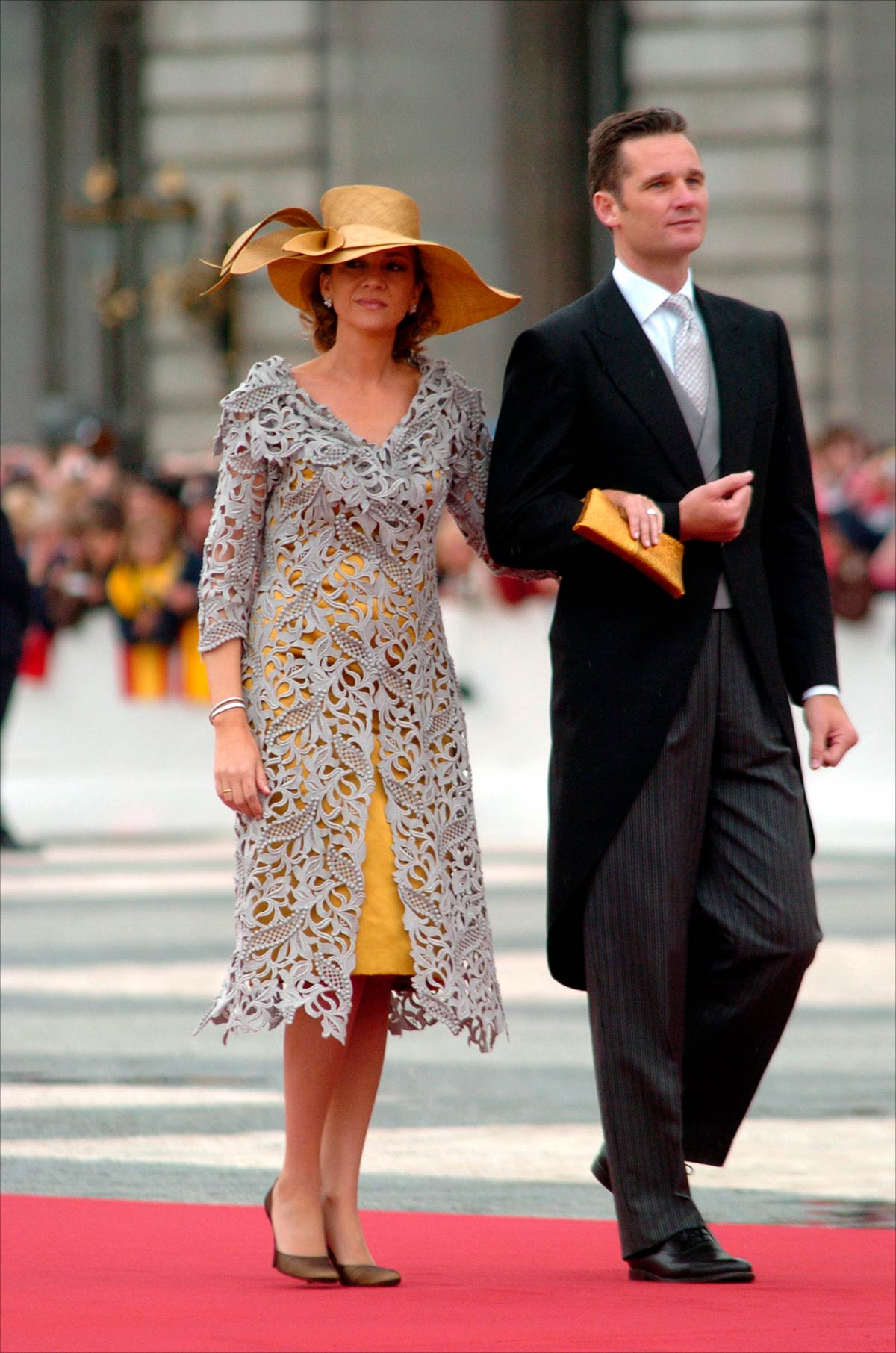 La hermana menor de Don Felipe, la Infanta Cristina, se decantó por un estilismo con etiqueta española formado por un vestido de raso en amarillo y un abrigo de guipur en color gris de Jesús del Pozo. Como complementos, una pamela de rafia asimétrica, obra de Mabel Sanz.