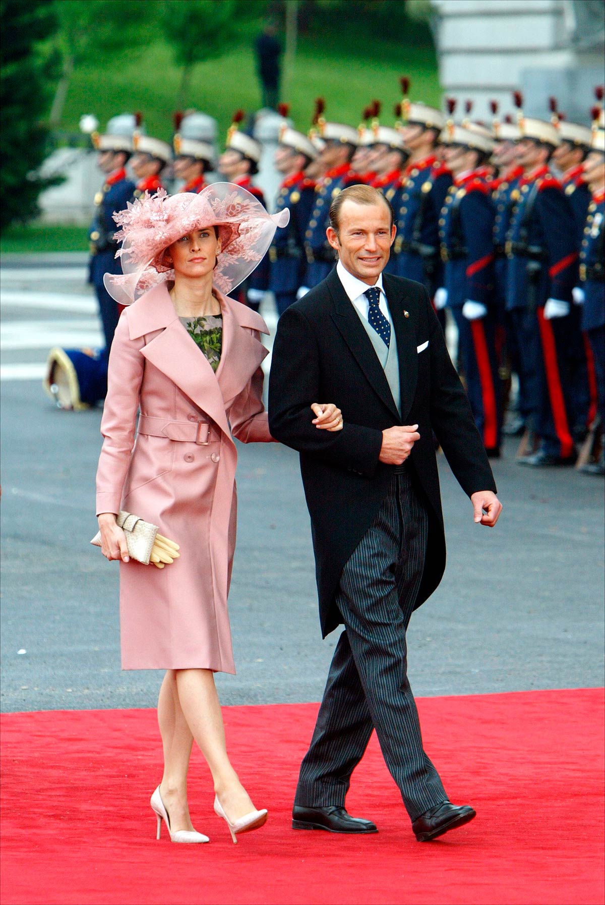 La por entonces mujer de Kyril de Bulgaria llevó un look de Valentino con un abrigo tipo gabardina rosa y un vestido con estampado de flores. En el pelo, una gran pamela a juego. 