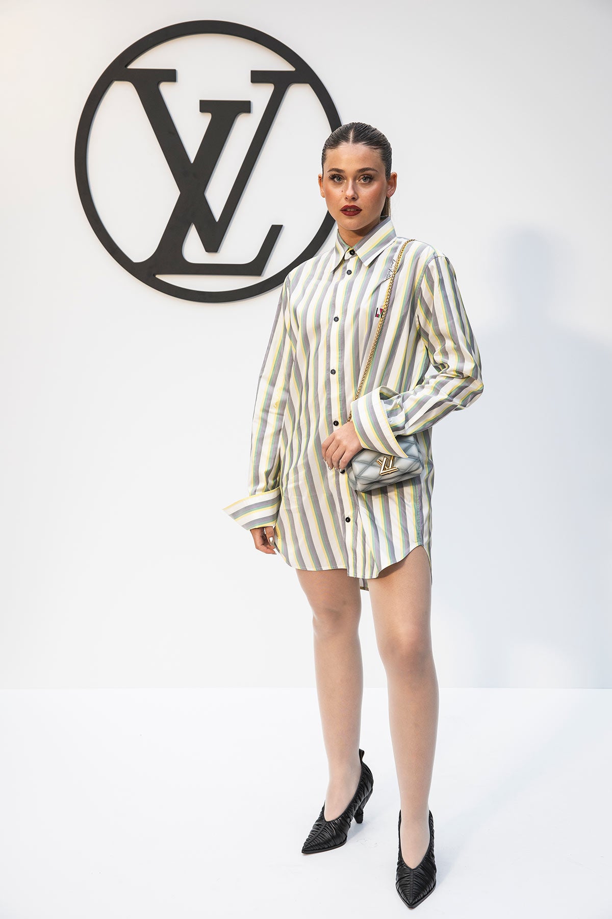 Nicole Wallace llevó una camisa de rayas a modo de vestido con unas medias ligeramente blancas y unos tacones negros. 