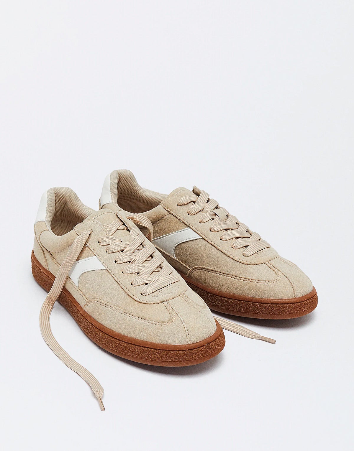 Bambas con cordones en color crema y blanco. Se pueden personalizar con timbrado en plata y oro. 29.99 euros en Parfois.