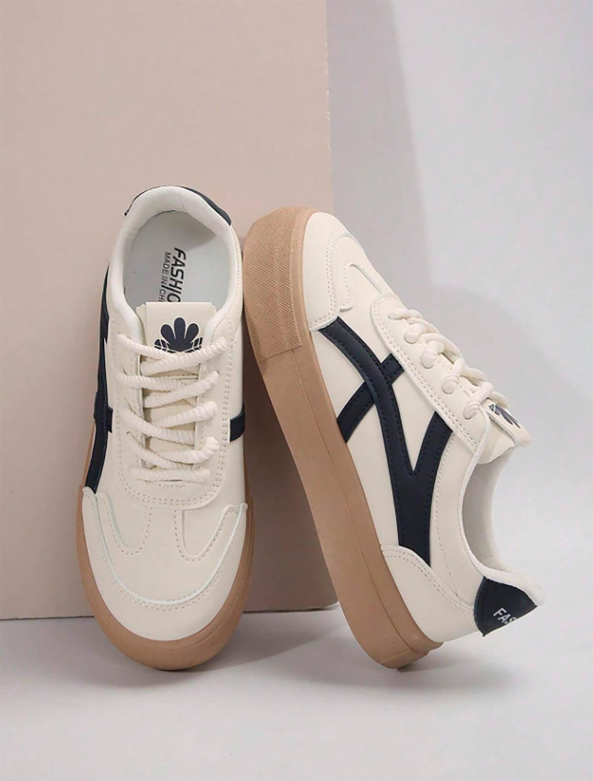 Zapatillas con plataforma en blanco y negro. 13.75 euros en Shein. 