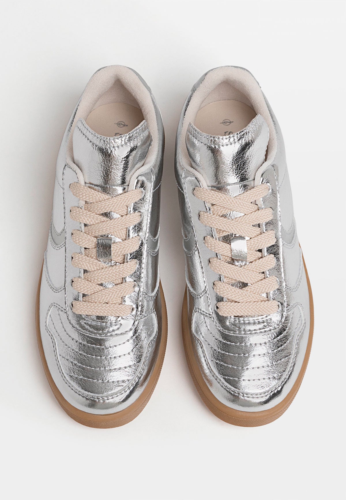 Zapatillas acordonadas en color plata. 25.99 euros en Stradivarius.