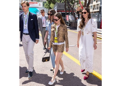 Imagen secundaria 1 - Beatrice Borromeo y Tatiana Santo Domingo acuden al premio de Mónaco con vestidos midi, mientras que la Princesa de Hanover aparece mucho más cañera gracias al traje y zapatos de Celine; Natalie Portman, en cambio, viste de vaquera, pero con pañuelo al cuello para estilizar el look