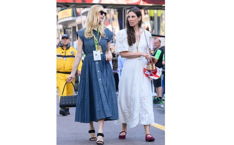 Imagen principal - Beatrice Borromeo y Tatiana Santo Domingo acuden al premio de Mónaco con vestidos midi, mientras que la Princesa de Hanover aparece mucho más cañera gracias al traje y zapatos de Celine; Natalie Portman, en cambio, viste de vaquera, pero con pañuelo al cuello para estilizar el look