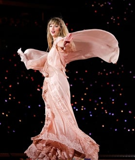Imagen secundaria 2 - Alberta Ferreti, entre las firmas que han vestido a Taylor Swift en su gira.