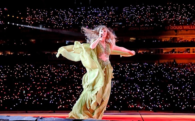 Imagen principal - Alberta Ferreti, entre las firmas que han vestido a Taylor Swift en su gira.