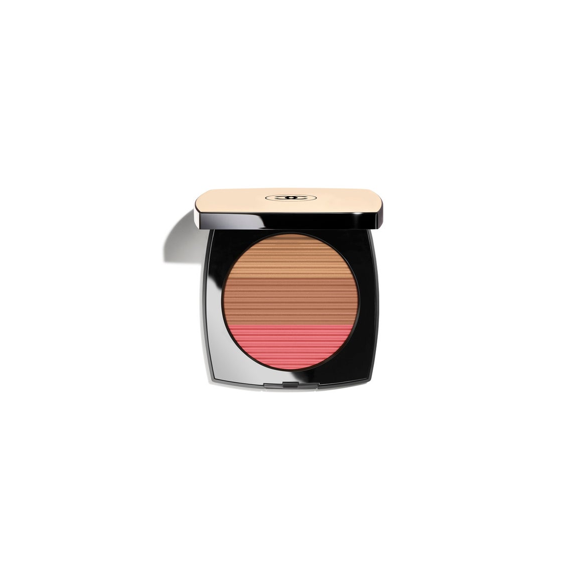 Les Beige Poudre Belle Mine Ensoleillée de Chanel (85 euros). Un trío de colores (polvos bronceadores, iluminador y colorete), que pueden aplicarse juntos o por separado, para iluminar el rostro, aportar calidez a la tez y realzar el tono de las mejillas. Su delicada textura, fina y sedosa, crea un velo que irradia luz. Para un efecto buena cara bronceada que dura hasta 8 horas.