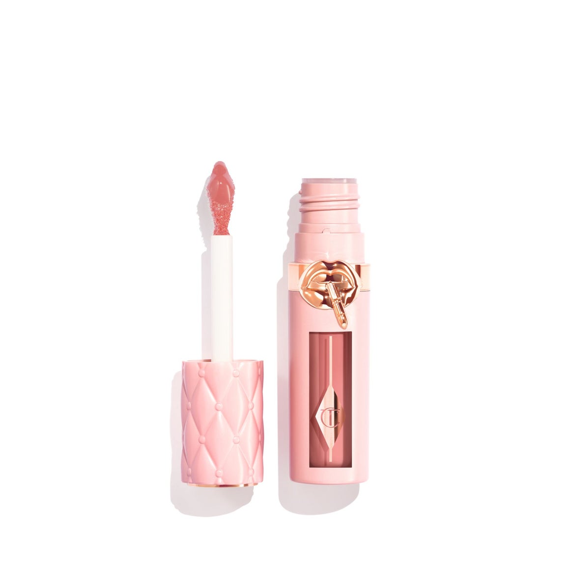 Brillo de labios rellenador Pillow Talk Plumpgasm de Charlotte Tilbury (34 euros). Disponible en dos tonos (nude rosa y rosa marrón), su fórmula está enriquecida con la tecnología Plumpgasm de frío y calor, Collageneer™️ voluminizador y ácido hialurónico hidratante, y combina la hidratación calmante de un bálsamo y el efecto relleno de un producto voluminizador con los tonos rosados Pillow Talk.
