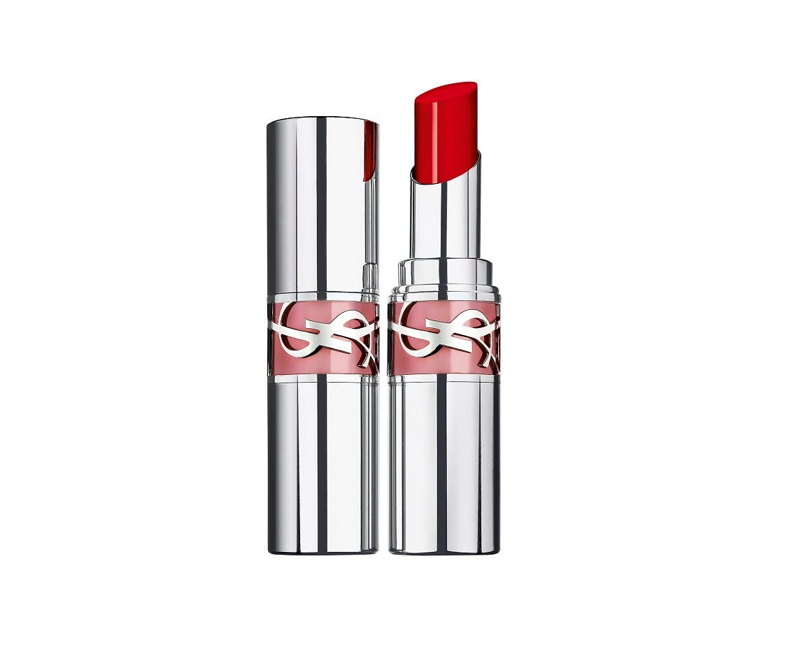 YSL Loveshine Candy Glaze Lip Gloss Stick (42 euros). El brillo de labios se combina con el cuidado de un bálsamo con 12 tonos cristalinos enriquecidos con ácido hiallurónico y extracto de granada. Ofrece color intenso y una textura gelatinosa, que mantiene los labios hidratados durante 24 horas.