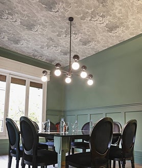 Imagen secundaria 2 - Ambientes diseñados por Raquel Chamorro Estudio en los que pueden verse ejemplos de mezcla de maderas, murales en las paredes y techos decorados.