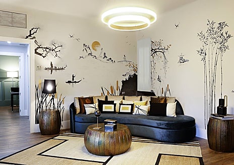 Imagen secundaria 1 - Ambientes diseñados por Raquel Chamorro Estudio en los que pueden verse ejemplos de mezcla de maderas, murales en las paredes y techos decorados.