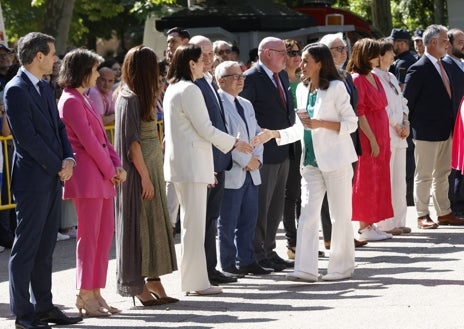 Imagen secundaria 1 - Detalles del look de la Reina Letizia para inaugurar la Feria del libro