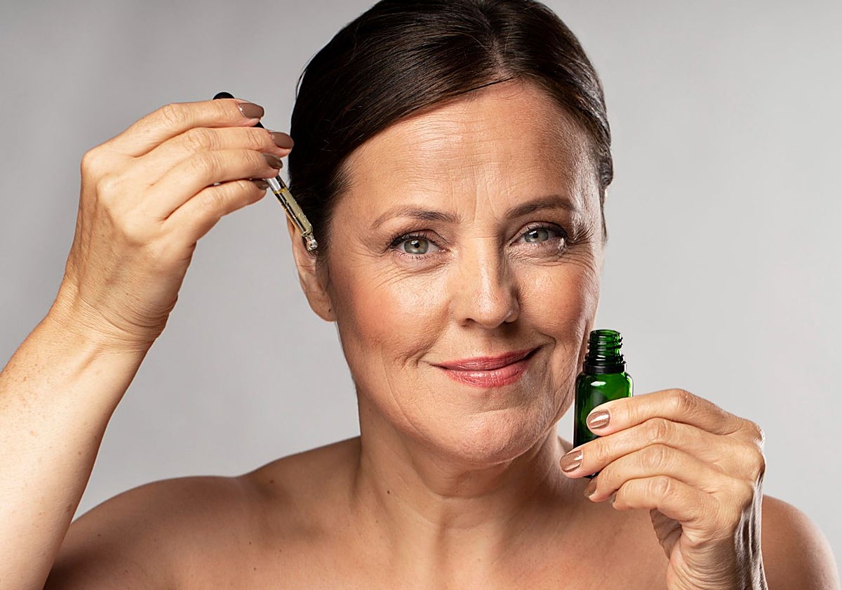 Los cosméticos y los suplementos que recomiendan los dermatólogos para prevenir el envejecimiento de la piel.