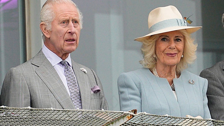 Carlos III con un traje gris aburrido y Camila, muy ñoña