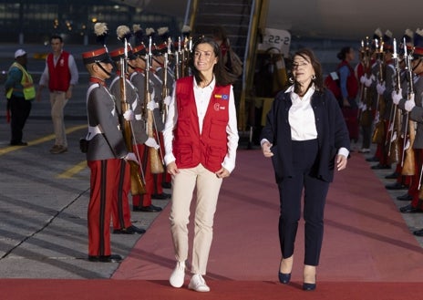 Imagen secundaria 1 - La Reina Letizia con camisa blanca de la marca Sepiia (85€)