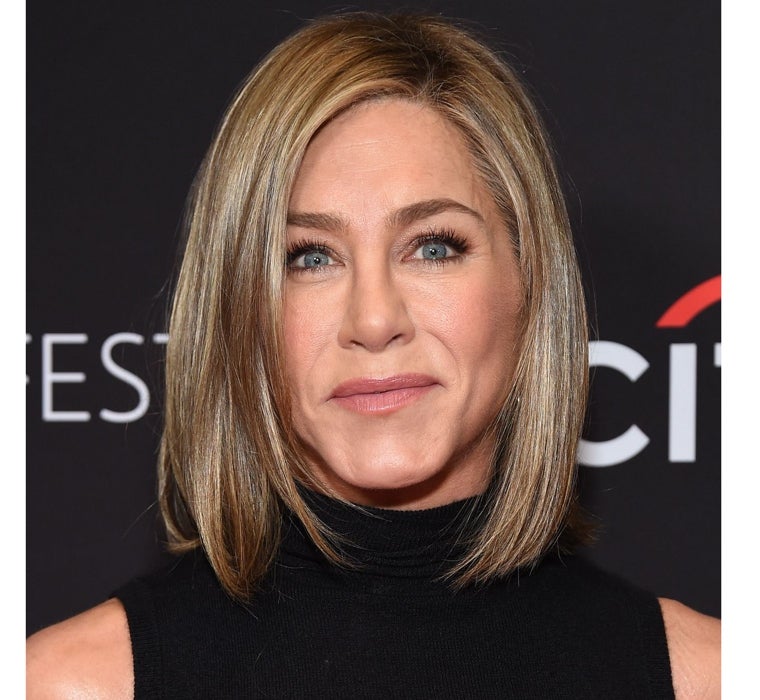 Jennifer Aniston lleva su nuevo bob liso y con raya lateral.