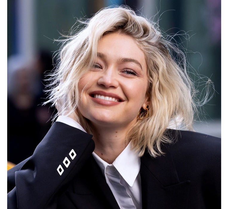 Gigi Hadid luce su corte bob con ondas surferas, el peinado del verano.