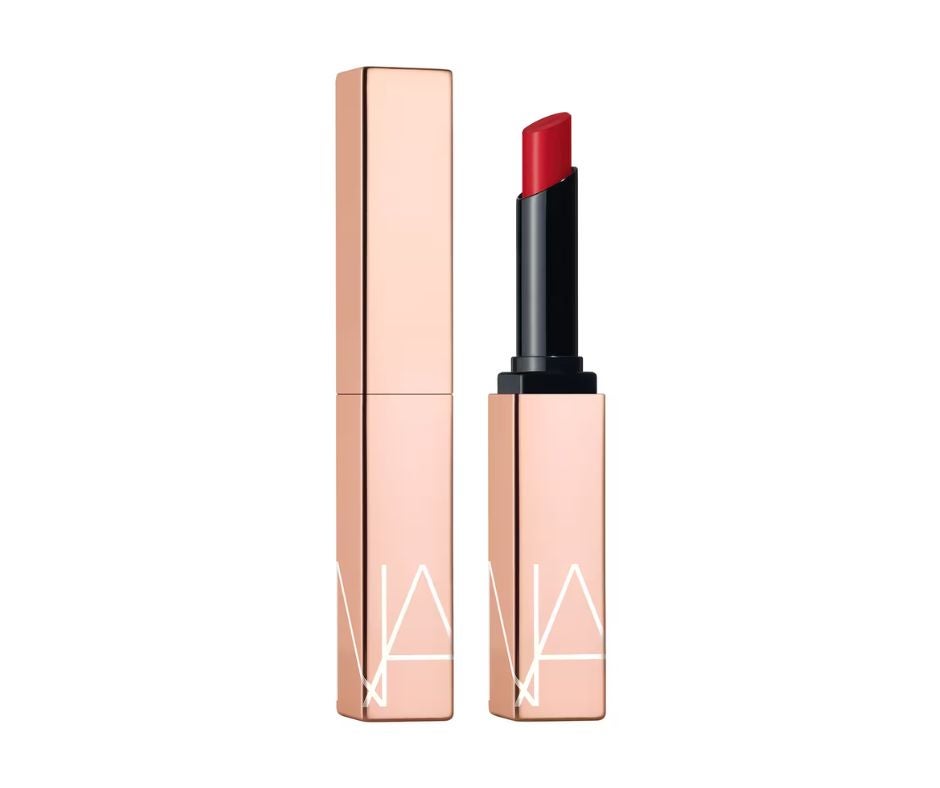 Pintalabios Afterglow Sensual Shine Lipstick de Nars: de 32,99 a 26 euros (solo en Sephora).  Una barra de labios con un acabado brillante multidimensional que cuida tus labios aportándoles 8 horas de hidratación. Disponible en una amplia gama de tonos. 