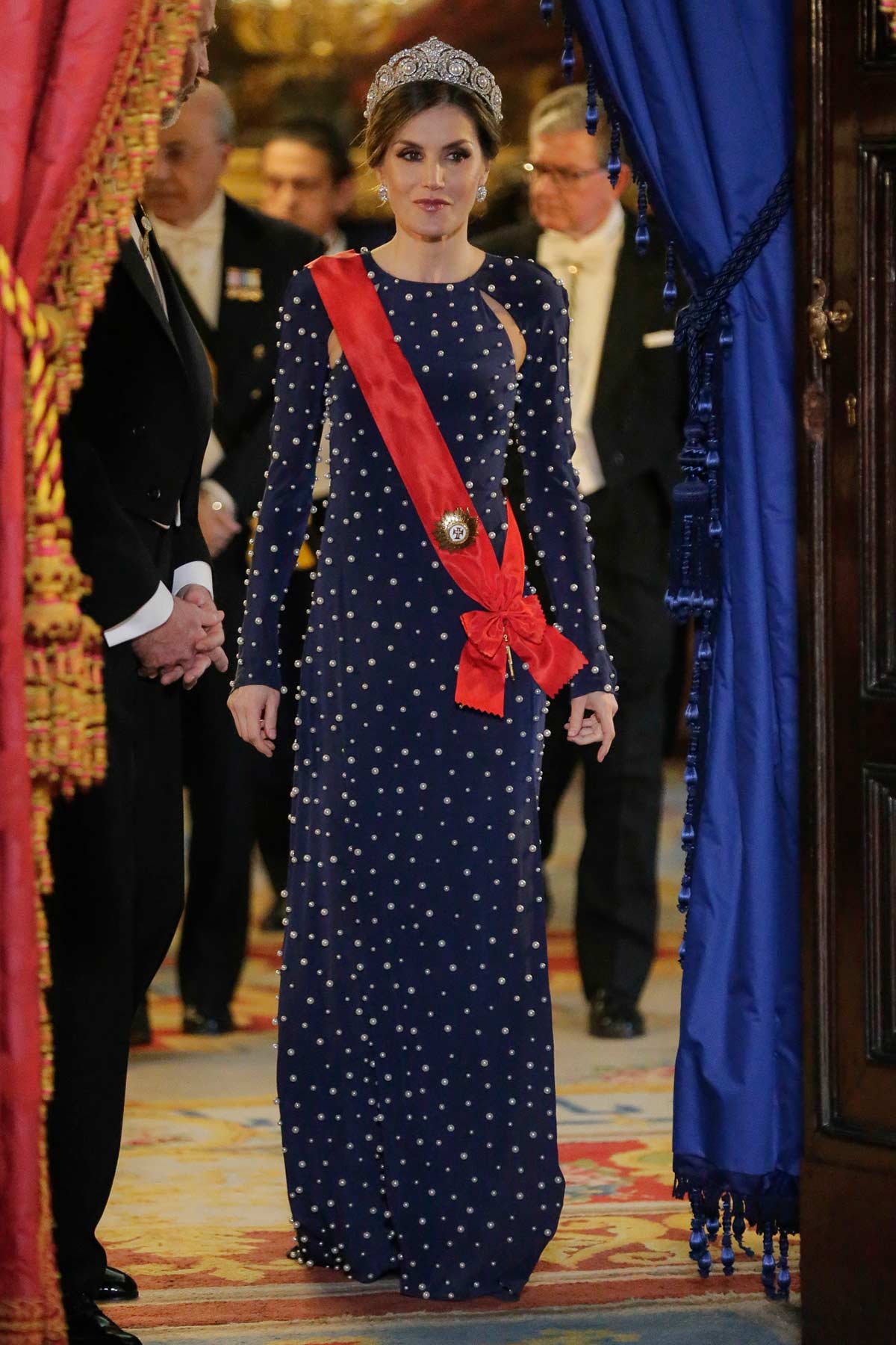 Para una cena con el presidente de Portugal, Marcelo Rebelo de Sousa, en el Palacio Real de Madrid, la Reina se enfundó en un vestido de gala en color azul y repleto de perlas firmado por Ana Locking.