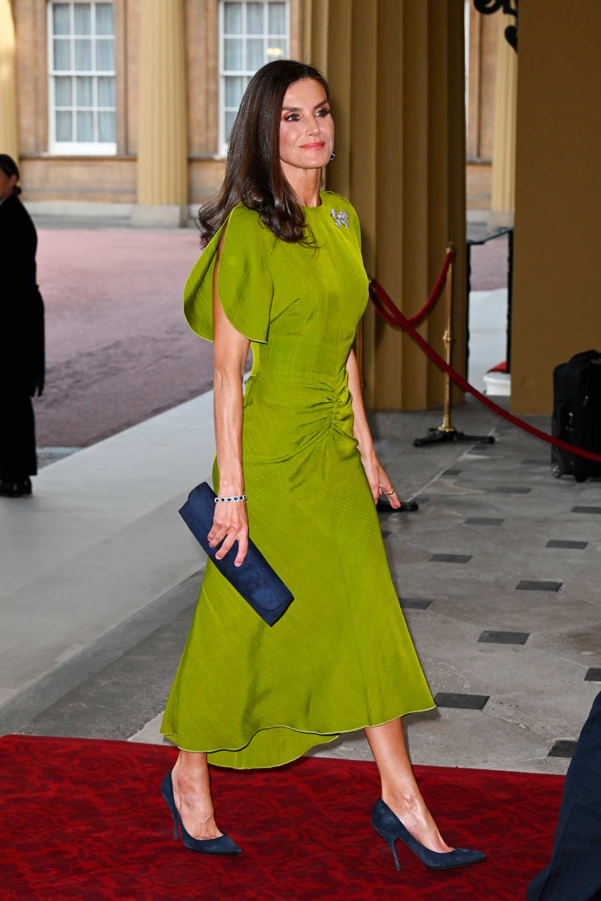 Durante la recepción previa a la coronación de Carlos III en Londres, la monarca española se enfundó en un vestido verde de Victoria Beckham. Pertenecía a la colección de Primavera/Verano 2023 de la firma y tenía un fruncido en la zona del abdomen de lo más estiloso. 