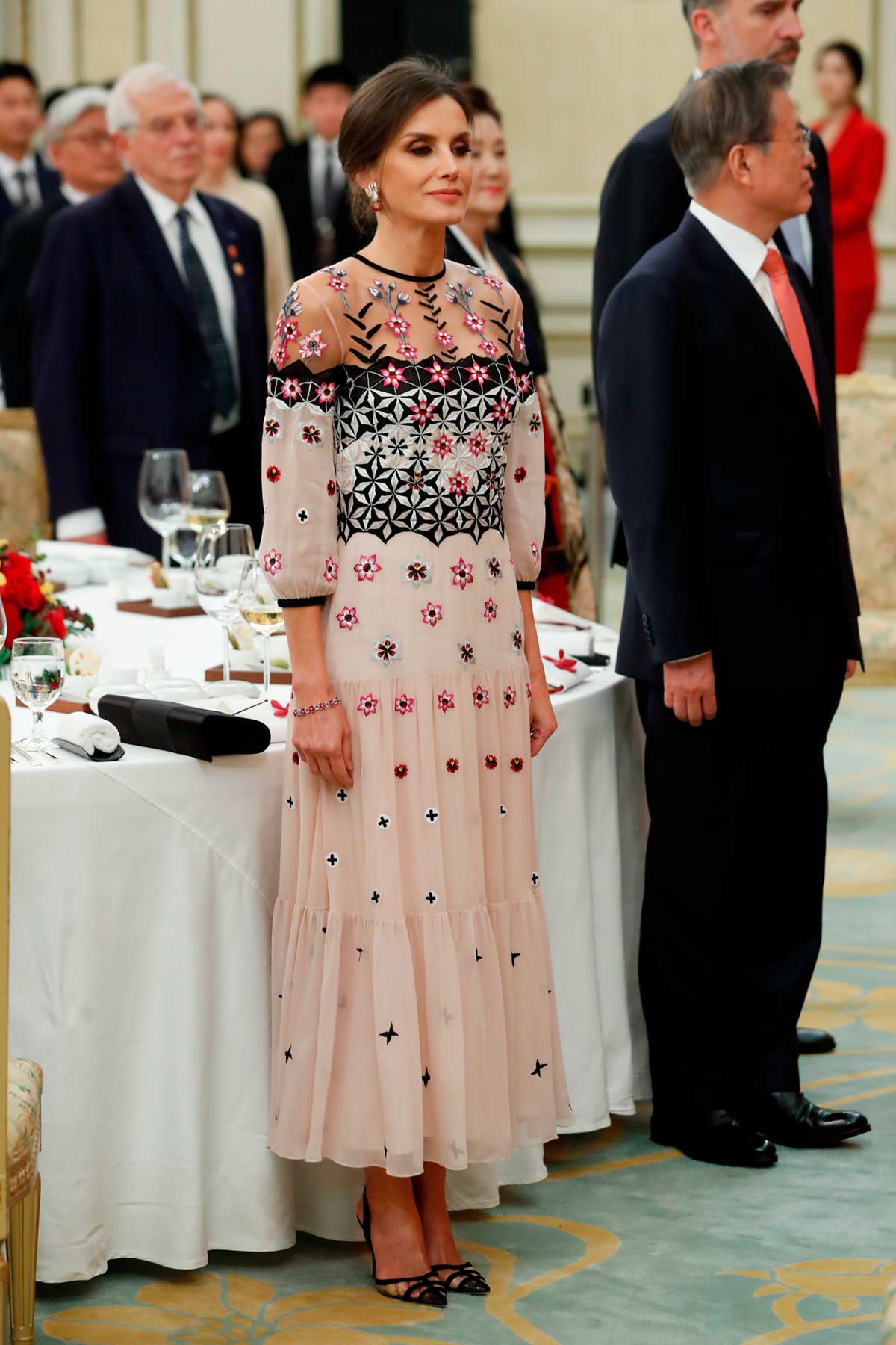 En octubre de 2019 en Seúl, la Reina lució un vestido bordado de la firma británica Temperley London. 